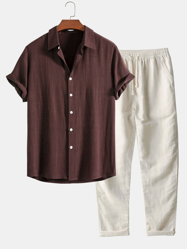 parfait pour l’été. Ensemble composé d’un polo bordeaux à boutons et d’un pantalon beige clair, offrant un look estival élégant, décontracté et confortable.
