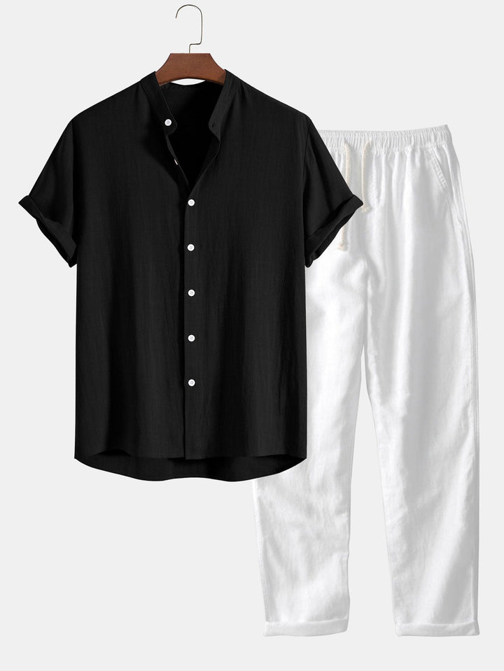 parfait pour l’été. Ensemble composé d’un polo noir à boutons et d’un pantalon blanc léger, offrant un look estival chic, décontracté et moderne.