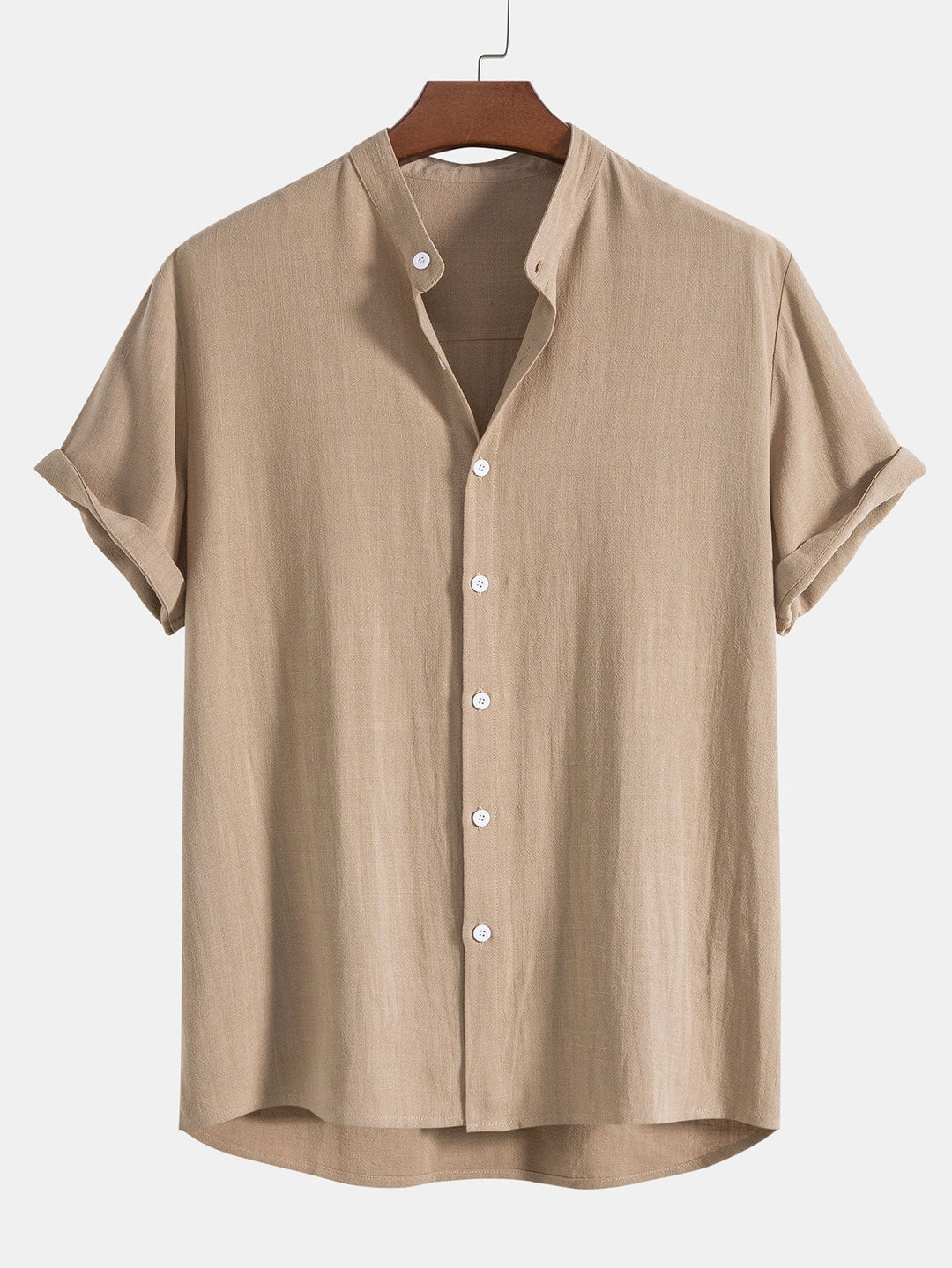 parfait pour l’été. Polo beige à col montant et boutons, offrant un style décontracté et raffiné, idéal pour les journées estivales.
