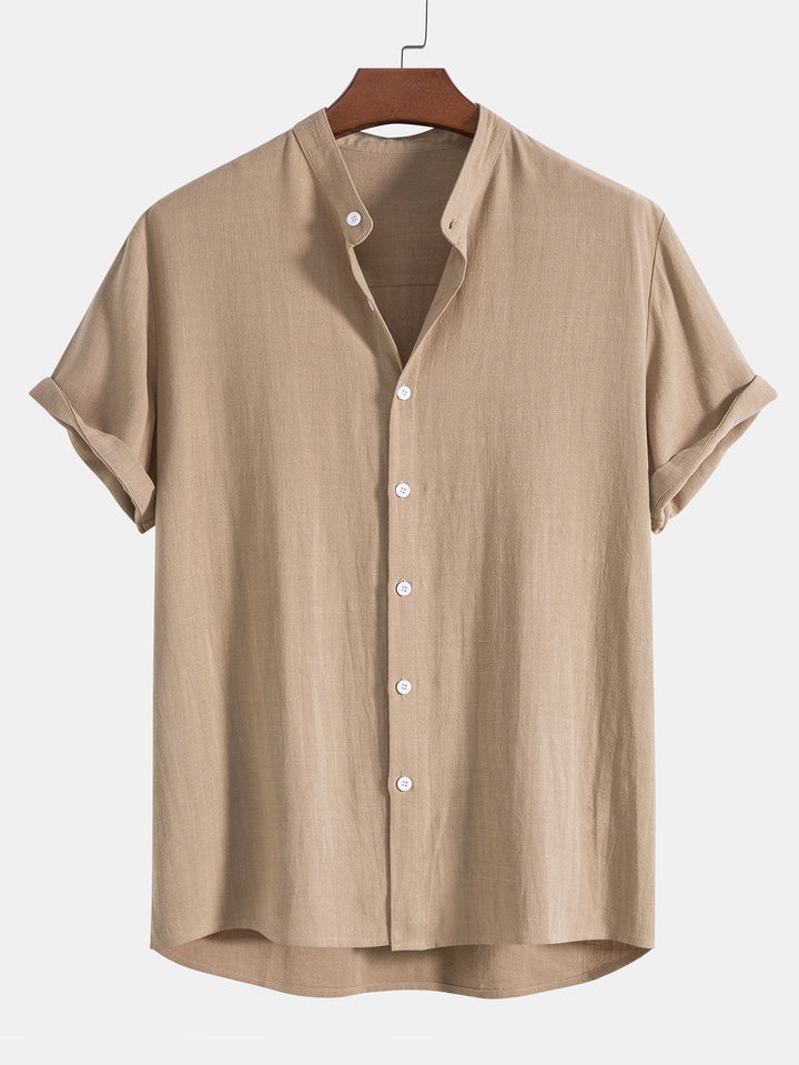 parfait pour l’été. Polo beige à col montant et boutons, offrant un style décontracté et raffiné, idéal pour les journées estivales.