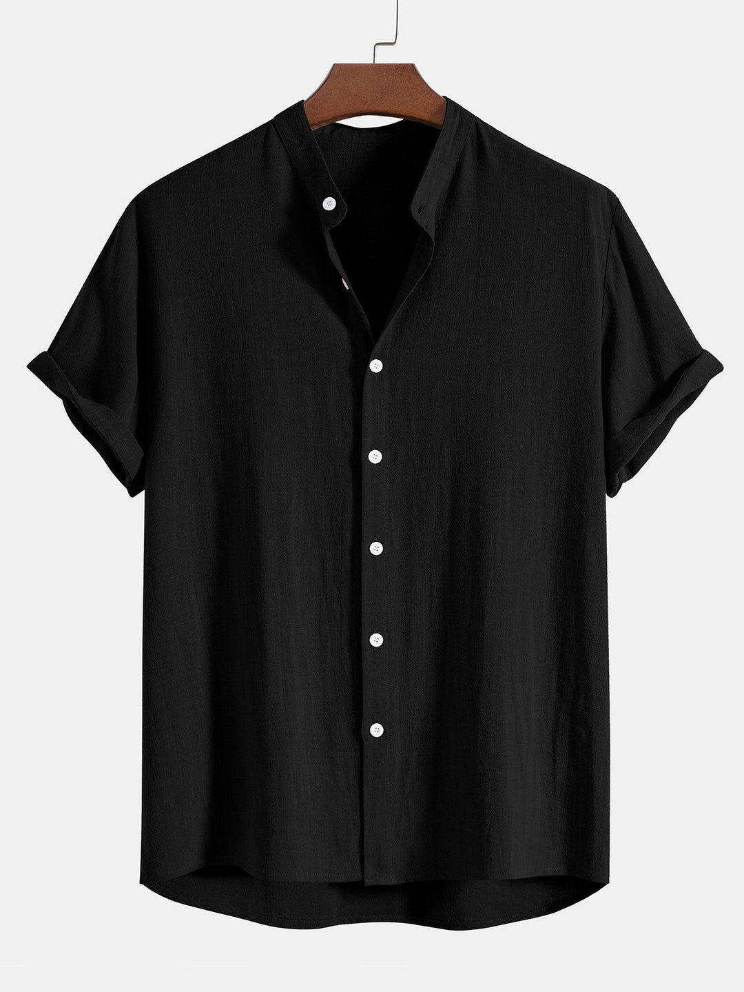 parfait pour l’été. Polo noir à col montant avec boutons blancs, offrant un design moderne et minimaliste, parfait pour une tenue estivale élégante.