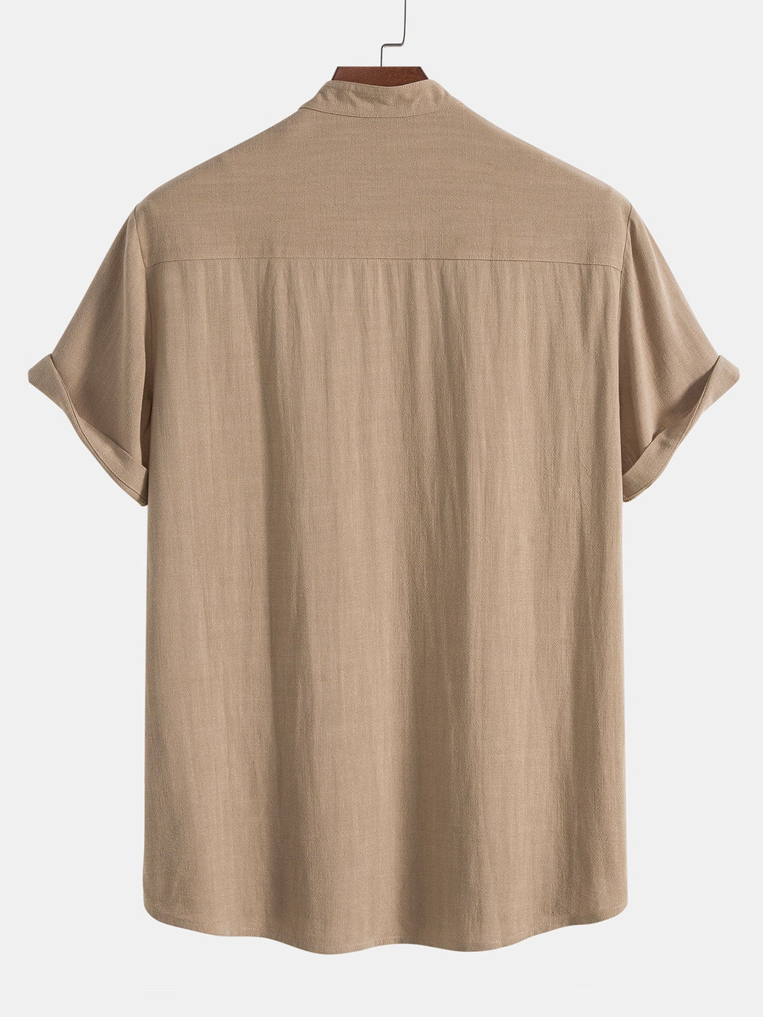 parfait pour l’été. Vue arrière du polo beige à col montant avec boutons, offrant un design simple et élégant, parfait pour les journées estivales.