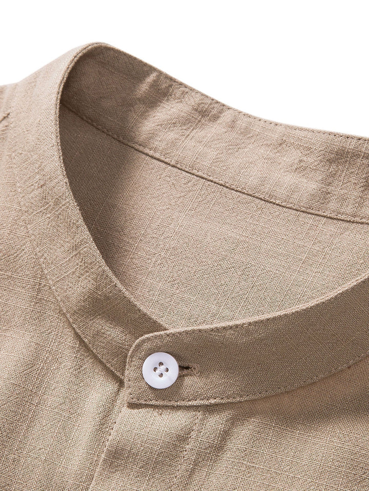 Zayn Détail du col du polo homme Col rond avec bouton, élégant et confortable, fait partie d&