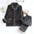 Pyjama pour femme en tissu gris anthracite, composé d’une veste boutonnée avec col et poches, et d’un pantalon assorti. Matière douce, épaisse et chaude, idéale pour l’hiver et les moments cocooning.