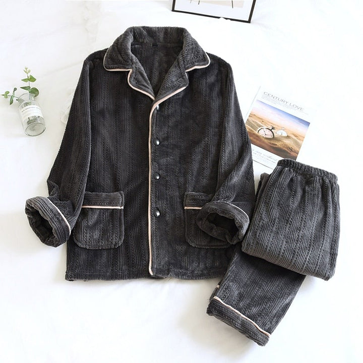 Pyjama pour femme en tissu gris anthracite, composé d’une veste boutonnée avec col et poches, et d’un pantalon assorti. Matière douce, épaisse et chaude, idéale pour l’hiver et les moments cocooning.