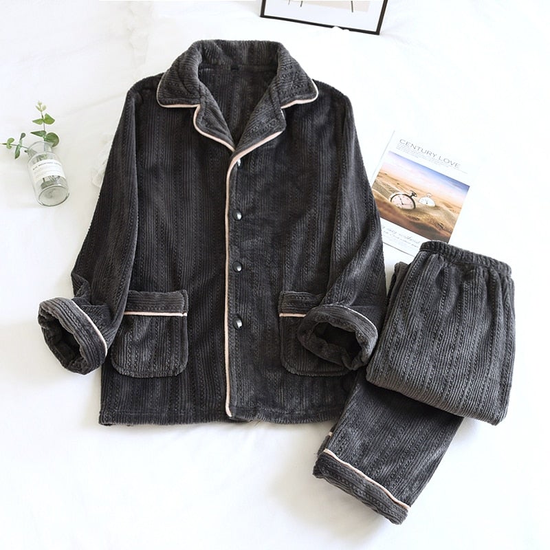 Pyjama pour femme en tissu gris anthracite, composé d’une veste boutonnée avec col et poches, et d’un pantalon assorti. Matière douce, épaisse et chaude, idéale pour l’hiver et les moments cocooning.