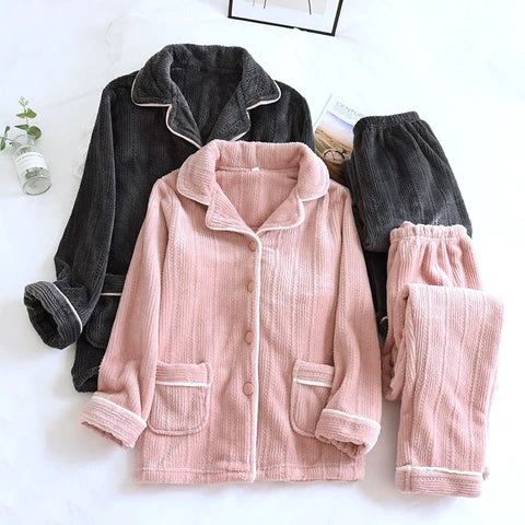 Pyjamas pour femme en tissu doux et chaud, présentés en deux coloris : rose poudré et gris anthracite. Chaque ensemble comprend une veste boutonnée à col et poches, ainsi qu’un pantalon assorti. Parfaits pour l’hiver et les moments cocooning.