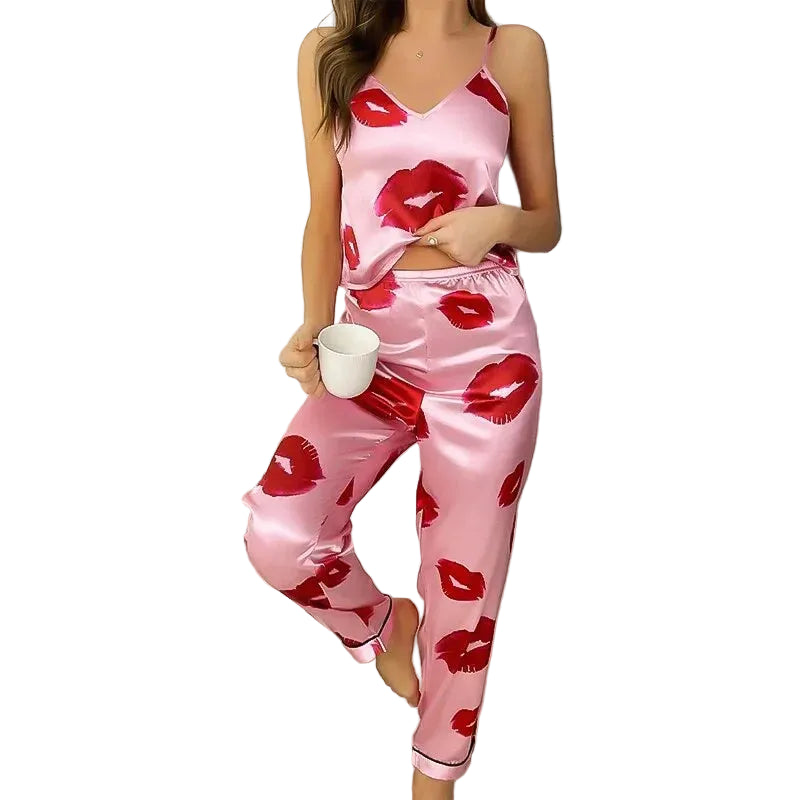 Pyjama satin femme Zéphyrine rose avec imprimé lèvres rouges, ensemble deux pièces tendance et agréable avec caraco à fines bretelles et pantalon long taille élastique, tissu satiné brillant et doux.