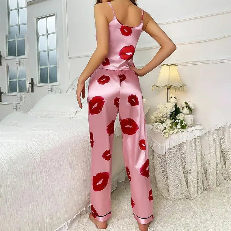 Pyjama satin femme Zéphyrine rose avec imprimé lèvres rouges, vue de dos de l’ensemble deux pièces avec caraco à fines bretelles et pantalon long taille élastique, tissu satiné brillant, style tendance et agréable.