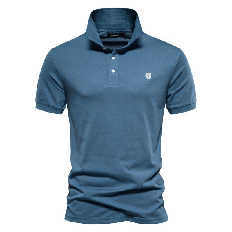 Ce polo bleu pour homme à la coupe ajustée offre un look élégant et moderne. Son tissu doux et confortable, accompagné de son logo discret sur la poitrine, en fait un choix idéal pour un style raffiné et décontracté pendant l&