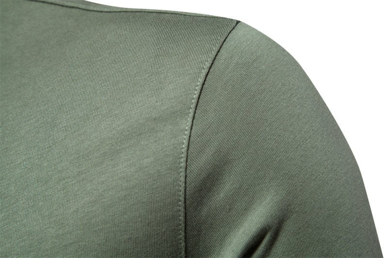 Zoom sur le tissu du polo vert kaki, mettant en valeur la qualité de la matière et la coupe ajustée. L&