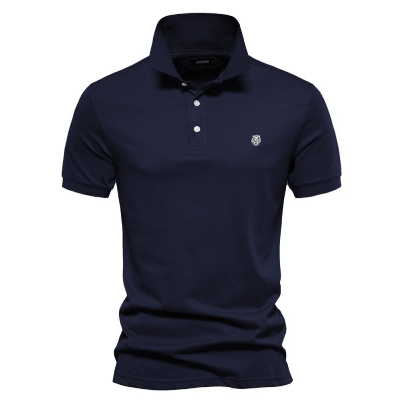 Ce polo bleu marine pour homme, à la coupe ajustée, allie élégance et confort. Avec son design simple et son logo discret sur la poitrine, il est idéal pour créer un look chic et décontracté pendant les journées estivales.