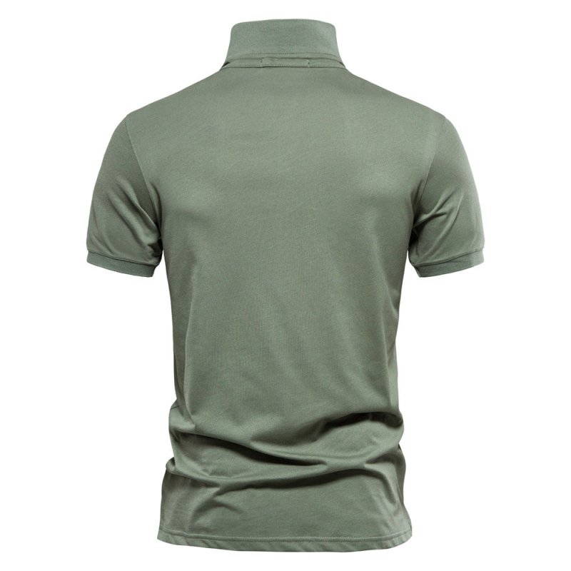 Vue arrière du polo vert kaki pour homme, à la coupe ajustée. Son design minimaliste et sa matière confortable font de ce polo un incontournable pour l&