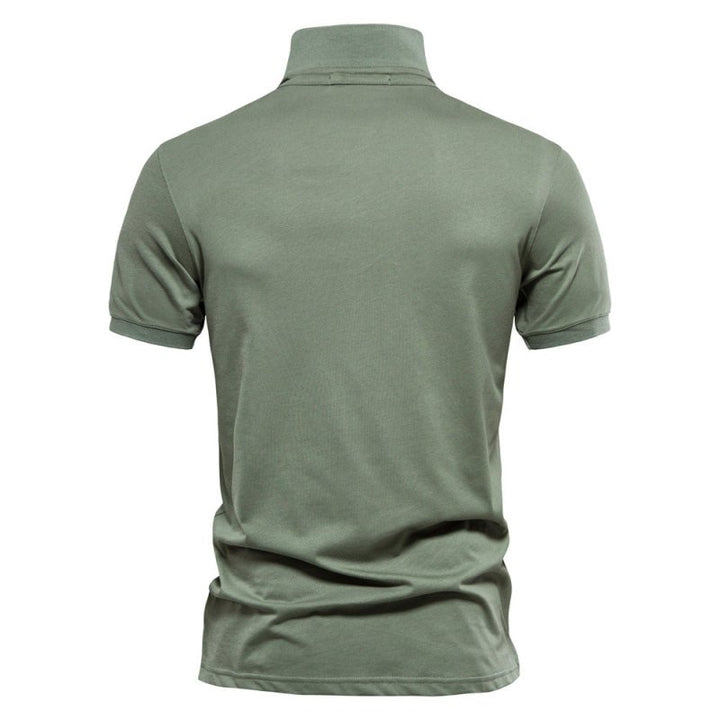 Vue arrière du polo vert kaki pour homme, à la coupe ajustée. Son design minimaliste et sa matière confortable font de ce polo un incontournable pour l&