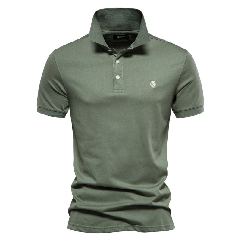 Ce polo vert kaki pour homme, à la coupe ajustée, combine confort et élégance. Avec son design épuré et son logo discret sur la poitrine, il est parfait pour ajouter une touche de fraîcheur et de style à vos tenues estivales.