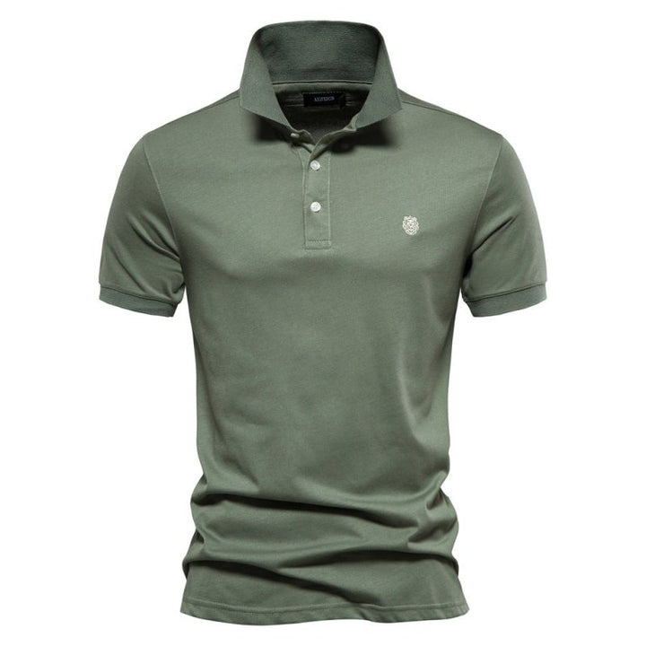 Ce polo vert kaki pour homme, à la coupe ajustée, combine confort et élégance. Avec son design épuré et son logo discret sur la poitrine, il est parfait pour ajouter une touche de fraîcheur et de style à vos tenues estivales.
