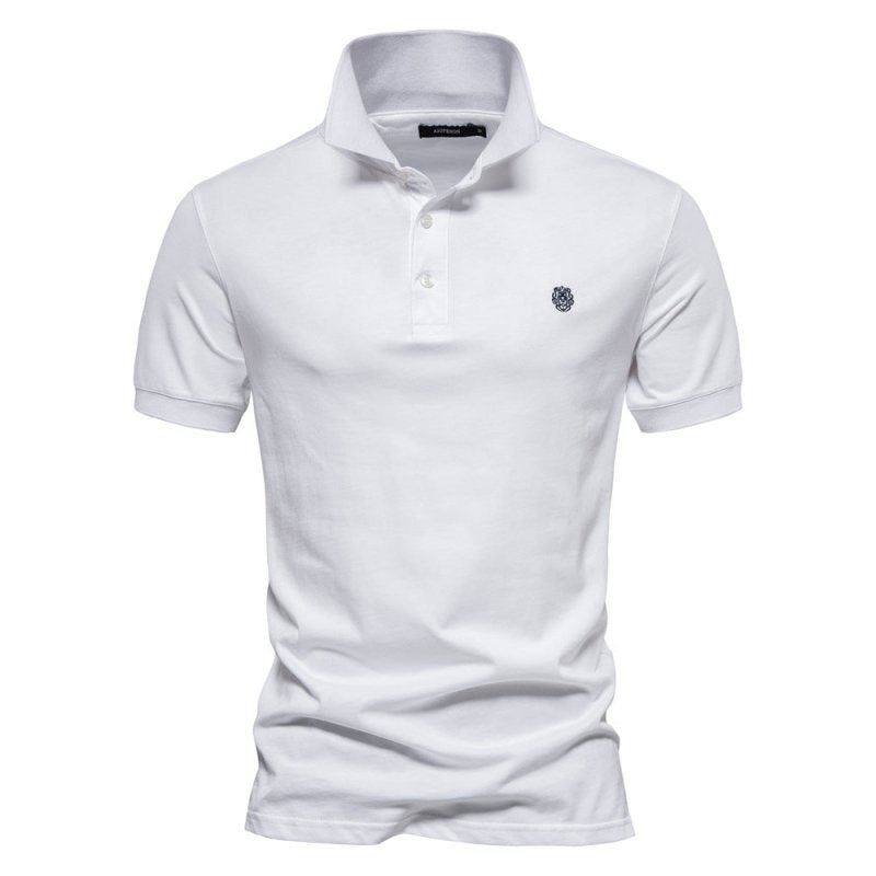 Ce polo blanc pour homme à la coupe ajustée offre une silhouette moderne et élégante. Son design simple, avec un logo discret sur la poitrine, en fait le choix idéal pour un look raffiné et confortable, parfait pour les journées estivales.