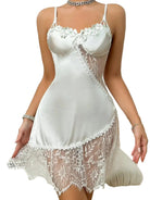 Femme portant la nuisette Éloïse en satin blanc avec bonnets à armatures décorés de broderies florales, détails en dentelle transparente sur le côté et à l’ourlet. Lingerie raffinée, séduisante et élégante, idéale pour les occasions spéciales ou les soirées romantiques.