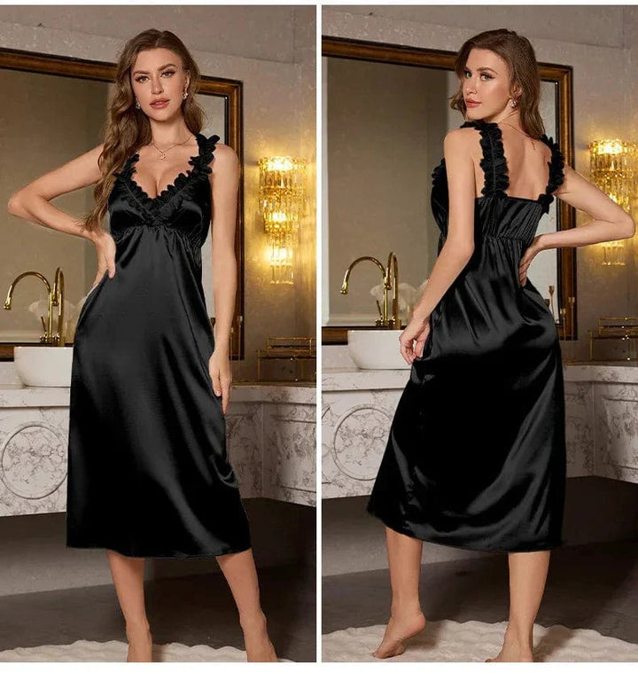 Nuisette satin noir pour femme, modèle Émilienne, vue de face et de dos. Détails en dentelle délicate sur les bretelles et une coupe flatteuse qui épouse la silhouette. Un design élégant et confortable, parfait pour une soirée chic ou une nuit de détente.