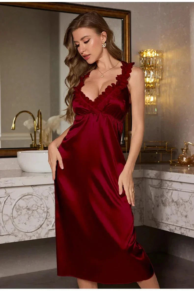 Nuisette satin bordeaux pour femme, modèle Émilienne, avec des détails en dentelle délicate sur les bretelles. Un vêtement élégant et confortable, qui met en valeur la silhouette avec son tissu doux et raffiné, parfait pour une soirée intime ou un moment de détente.