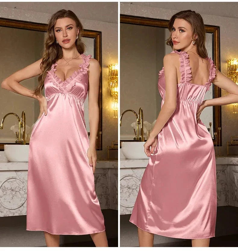 Nuisette satin rose pour femme, modèle Émilienne, vue de face et de dos. Détails en dentelle délicate sur les bretelles et une coupe fluide qui flatte la silhouette. Élégante et confortable, parfaite pour une soirée raffinée ou un moment de détente chic.