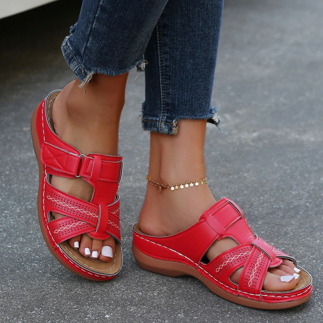Sandales en cuir rouge avec des détails perforés pour assurer une bonne circulation de l&