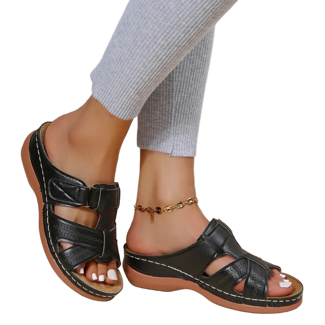 Sandales en cuir noir avec une conception ouverte, dotées d'une semelle confortable et d'un élégant détail de boucle, idéales pour une allure décontractée et estivale.
