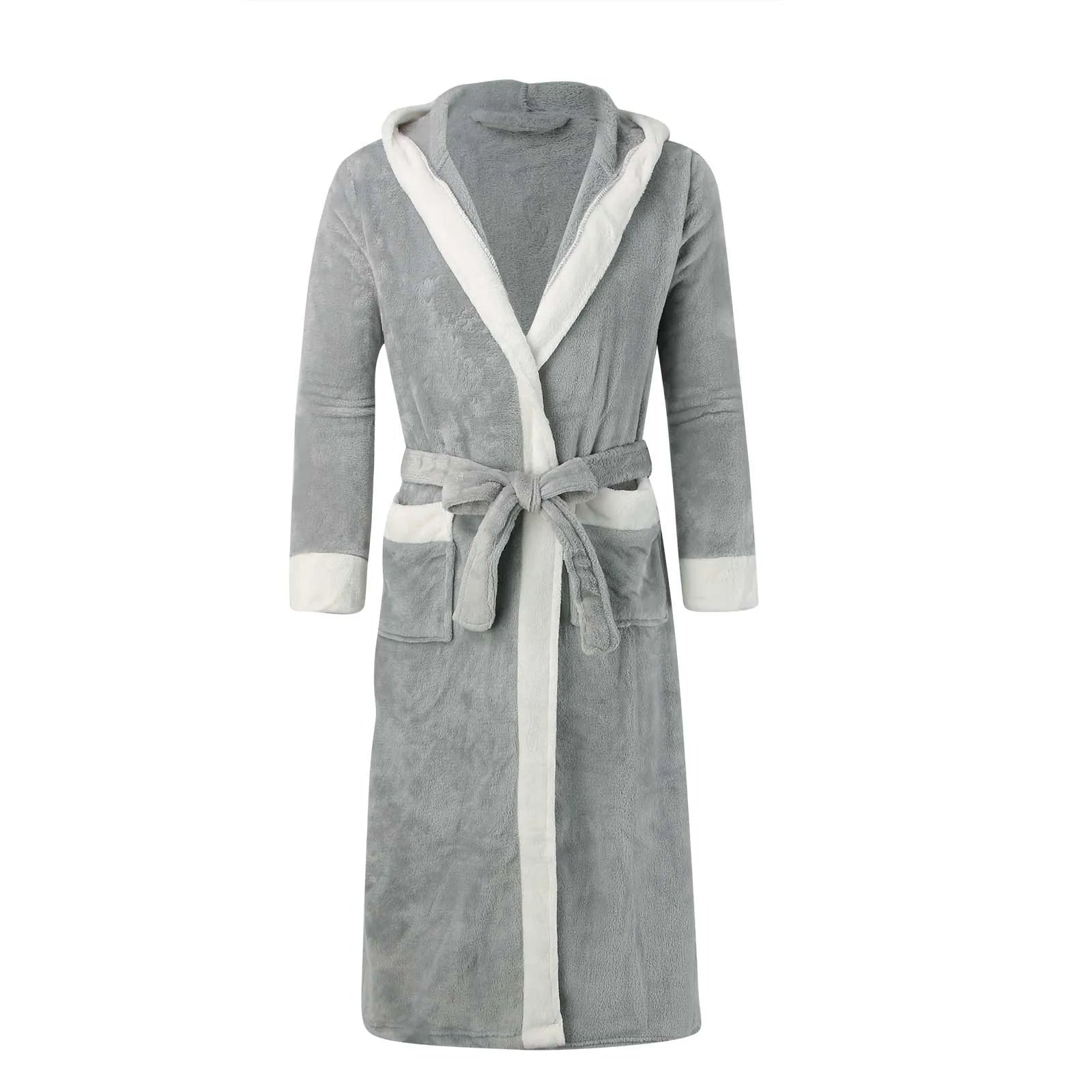 Peignoir Étienne pour homme, modèle chaud et idéal pour l’hiver en tissu gris doux avec bordures crème et ceinture assortie, présenté debout sur fond blanc.