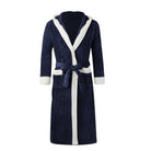 Peignoir Étienne pour homme, modèle chaud et idéal pour l’hiver en tissu bleu marine doux avec bordures crème et ceinture assortie, présenté sur fond blanc.